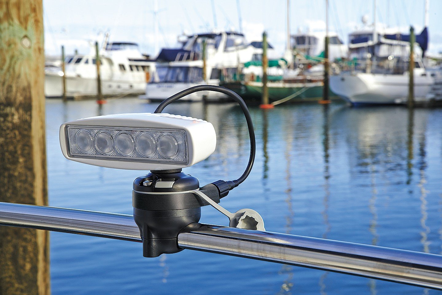 RAILBLAZA E-Series USB StarPort 12 V töltőaljzattal, fekete