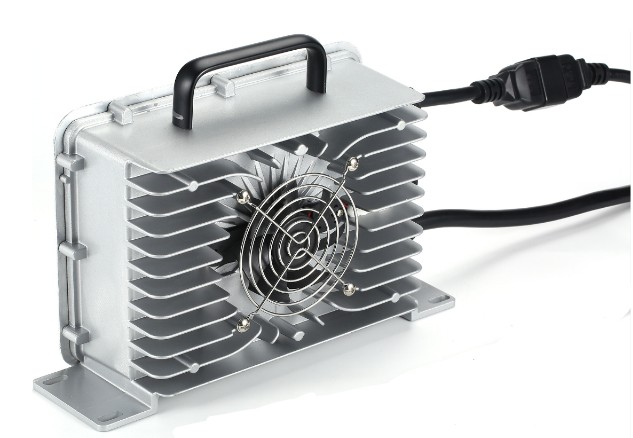 RoyPow IP66 beépíthető akkumulátortöltő – 12V / max. 30 A